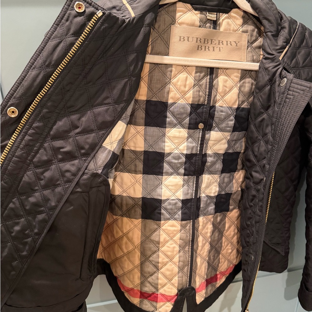 Burberry Women's Quilted Short Black Jacket - Picture 7 of 8
